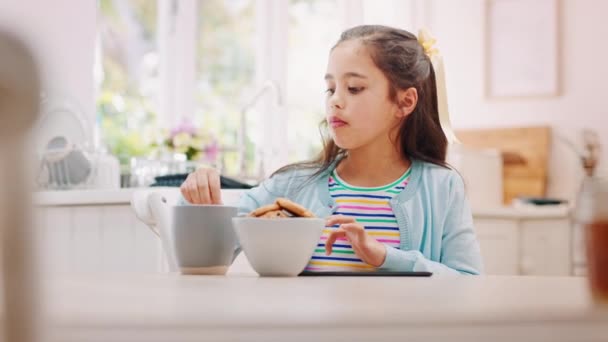 Tablet Bambino Mangiare Biscotti Con Latte Cucina Mentre Online Guardare — Video Stock