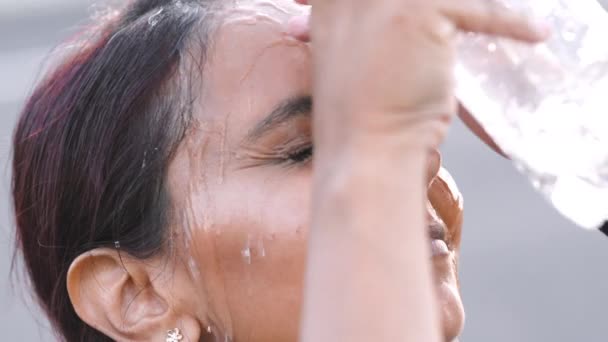 Фітнес Жінка Вода Наливаються Обличчя Гідратації Розриву Або Миття Обличчя — стокове відео