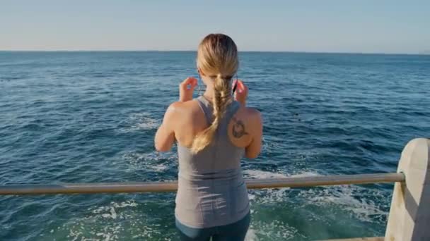 Mujer Fitness Relajarse Junto Agua Playa Después Hacer Ejercicio Entrenamiento — Vídeo de stock