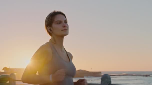 Praia Fones Ouvido Mulher Correndo Pôr Sol Para Saúde Bem — Vídeo de Stock