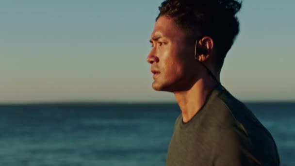 Fitness Running Hombre Con Auriculares Por Playa Corredor Escuchando Música — Vídeo de stock