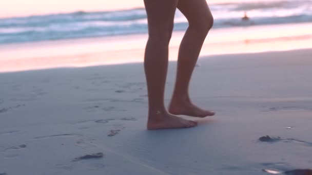 黄昏时分 沙子和女人在沙滩上散步 在大自然中畅游 在加州的暑假里 在日出 冒险和探险的时候在海里散步 — 图库视频影像