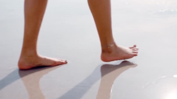 Πόδια Υγρή Άμμο Και Περπάτημα Στην Παραλία Για Καλοκαιρινές Διακοπές — Αρχείο Βίντεο