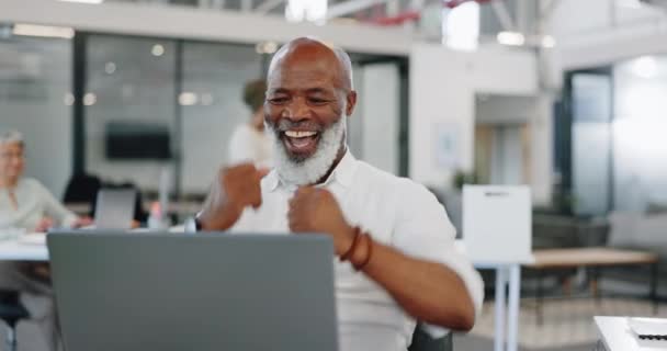 Успіх Святкування Чорний Чоловік Ноутбуці Співробітником Який Відзначає Цілі Цілі — стокове відео