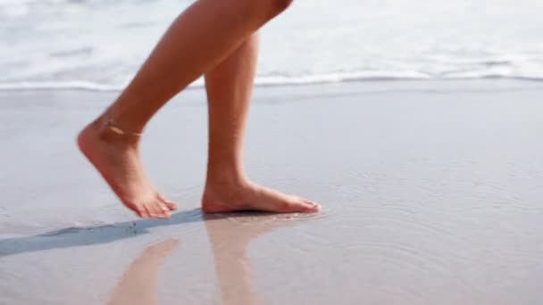 女性の足 ビーチや夏休みのための砂の上を歩く 自由と禅のライフスタイルのための休日や熱帯旅行 静かで穏やかな太陽の下でリラックスするために海岸沿いの閉鎖 足と裸足で — ストック動画