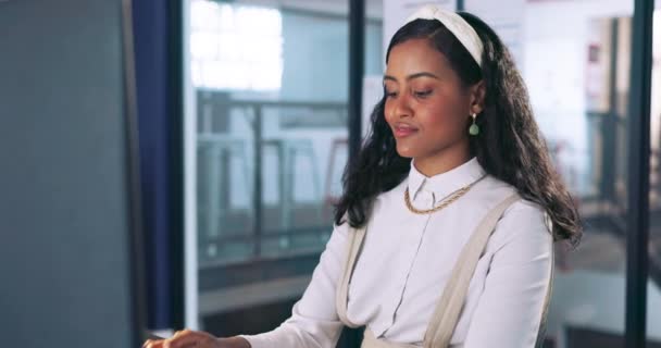 Компьютер Офис Бизнес Черная Женщина Творческой Стратегией Планирование Копирайтинг Цифрового — стоковое видео