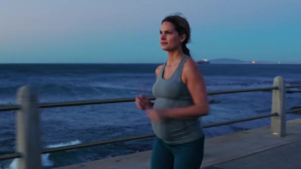 Mulher Grávida Correndo Pôr Sol Praia Exercício Para Maternidade Saudável — Vídeo de Stock