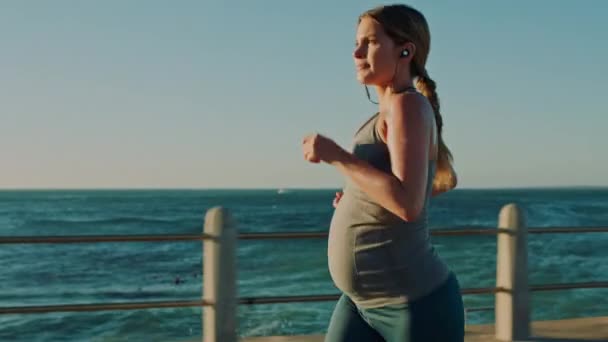 Hardlopen Zwanger Fitness Met Een Vrouwelijke Atleet Promenade Aan Zee — Stockvideo