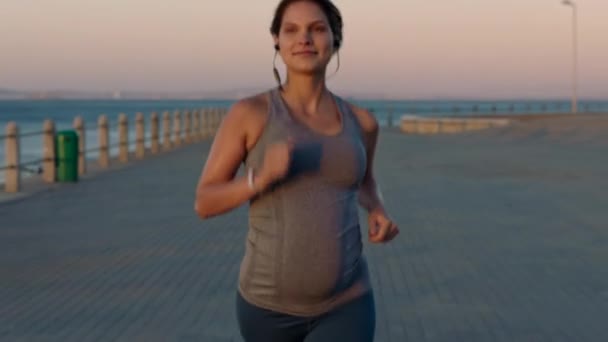 Fitness Słuchawki Ciężarna Kobieta Biegająca Plaży Dla Zdrowia Zdrowia Ćwiczeń — Wideo stockowe