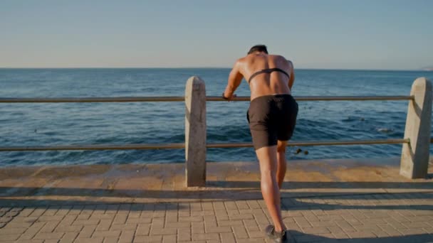Man Fitness Stretching Bij Zonsondergang Strand Oceaan Zee Gezondheidszorg Workout — Stockvideo