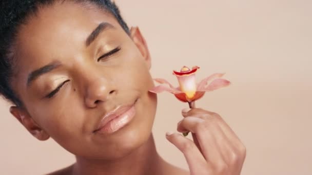 Cuidado Piel Belleza Mujer Negra Con Flores Fondo Del Estudio — Vídeos de Stock