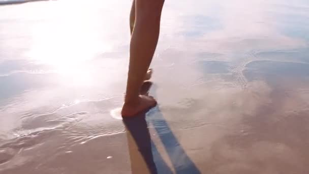 裸足で波から走っている間 女性の足 ビーチの砂 そして夏休みの自由 旅行と平和のために水の中を歩く 海での休暇中の女性の足はリラックスして自然を楽しむことができます — ストック動画
