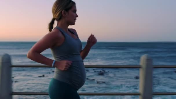 フィットネス 妊娠中や女性は カーディオトレーニング ワークアウトや屋外運動でビーチで日没時に実行されます フロリダ州マイアミでの自由運動における海洋 または健康なランナー — ストック動画