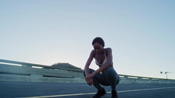Siyahi Kadın Koşucu Fitness Şehir Yolunda Solunum Sağlık Çalışması Meydan — Stok video