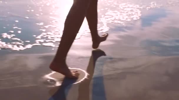 Mujer Pies Playa Caminar Sobre Arena Agua Vacaciones Verano Vacaciones — Vídeo de stock