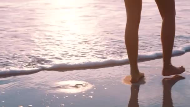 またはビーチでの足は 日の出の夏休みに穏やかな自由とリラックスします 海の水や遊び心のある女性の足は マイアミのビーチの砂の上をジャンプしたりスキップ フロリダ州 — ストック動画