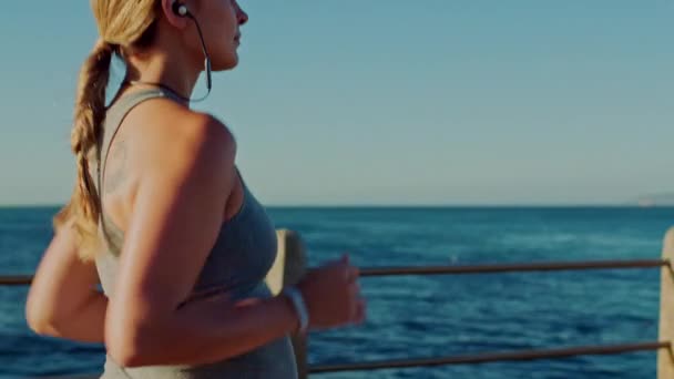 Fitness Embarazada Mujer Corriendo Con Música Podcast Radio Para Bienestar — Vídeos de Stock