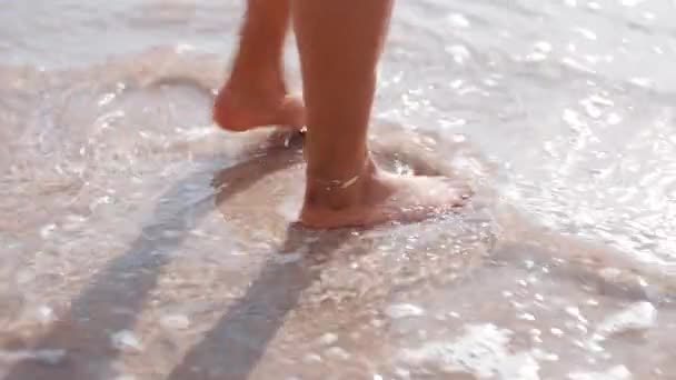 Entspannen Sommer Und Füße Wasser Strand Genießen Urlaub Urlaub Und — Stockvideo