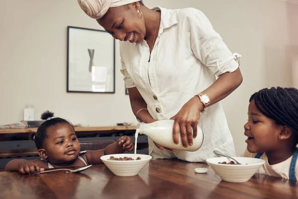 Ninguém Gosta Mais Cereais Que Eles Uma Jovem Mãe Preparando — Fotografia de Stock