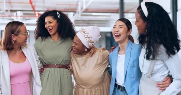 Budowanie Zespołu Kobiety Czy Zabawni Przyjaciele Biurowcu Śmiejący Się Żartu — Wideo stockowe