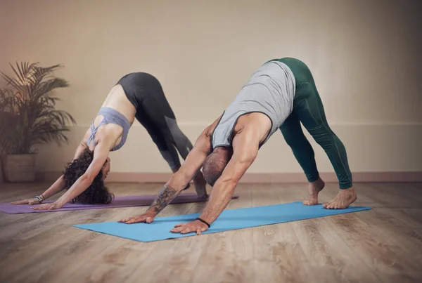 Yoga Cura Alma Tiro Comprimento Total Dois Iogues Irreconhecíveis Segurando — Fotografia de Stock