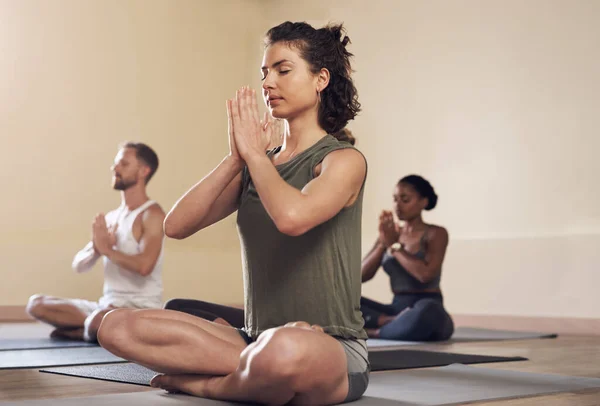 Rauha Alkaa Sisältä Täyspitkä Kuva Nuorisoryhmästä Meditoimassa Harjoittelemassa Joogaa Yhdessä — kuvapankkivalokuva