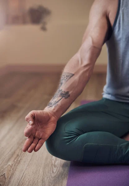 Meditasi Nongkrong Dengan Jiwamu Seorang Pria Yang Tidak Dikenal Duduk — Stok Foto