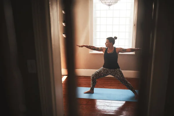 Lifes Finne Balanse Ung Kvinne Som Praktiserer Yoga Hjemme – stockfoto