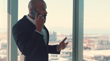 CEO, işadamı ve ofis binasının penceresindeki telefon görüşmesi. Müşterilerle iletişim, ağ kurma ya da müzakere. Şirket patronu, yönetici ve yönetici şehir planlama şirketinde akıllı telefondan konuşuyor..