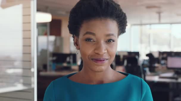 Лицо Видение Мышление Черной Женщиной Бизнеса Стоящей Своем Офисе Думающей — стоковое видео