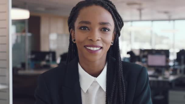 Африканська Жінка Лідер Посмішка Бізнес Офісі Успіху Управління Або Корпоративних — стокове відео