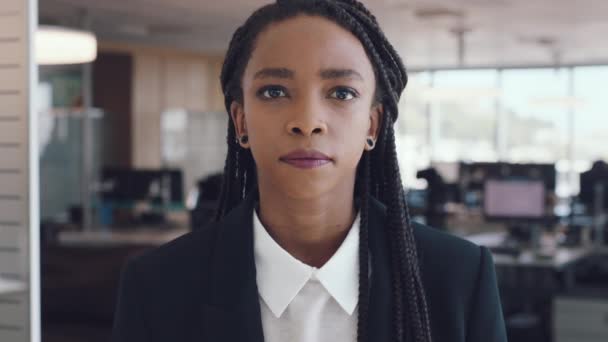 Zakelijke Vrouw Armen Gekruist Fronst Gezicht Modern Kantoor Nigeria Coworking — Stockvideo