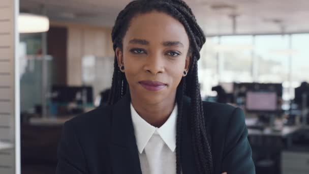 Mujer Negra Corporativa Cara Enfoque Oficina Espacio Trabajo Sonrisa Para — Vídeos de Stock