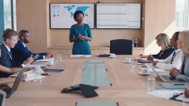 商界人士 与团队和听众的会面和介绍 黑人女性领导和公司工作坊的演讲者 讨论和领导 公司团队工作和动机 — 图库视频影像