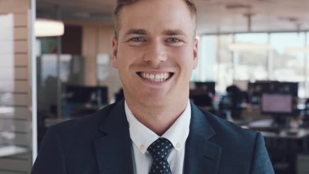 Бізнесмен Обличчя Корпоративний Юрист Посмішка Сучасному Офісі Щастям Головним Убором — стокове відео