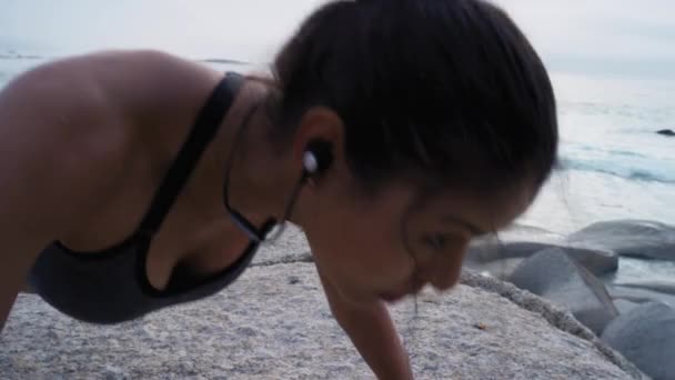 이어폰을 사용하거나 해변에서 운동을 하거나 운동을 하거나 근육의 성장을 훈련을 — 비디오