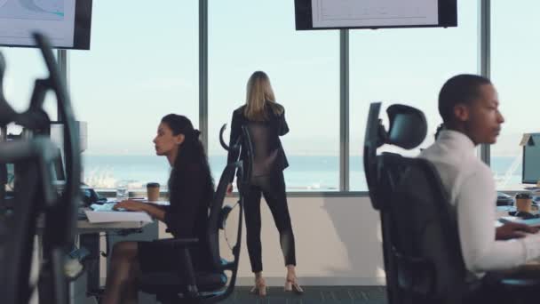 工作空间 窗口和商务人员在计算机 电话和技术与管理 工作流程和沟通 台式机上的员工 在线聊天的女人 专业的 现代的办公室 — 图库视频影像