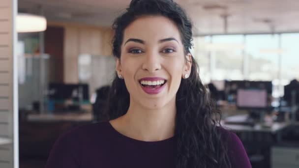 Смех Улыбка Лицо Деловой Женщины Офисе Работы Смешная Компания Счастливы — стоковое видео