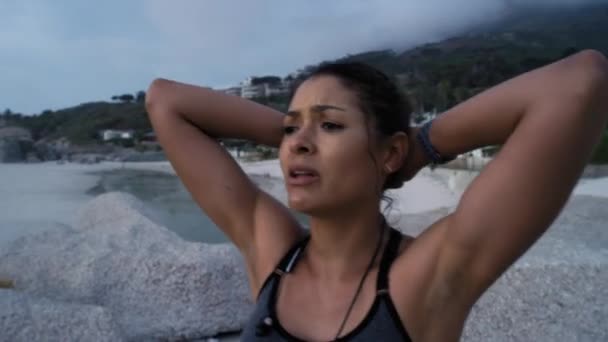 Zmęczona Biegająca Fitness Kobieta Plaży Ciężko Oddycha Treningu Wytrzymałościowym Zdrowotnym — Wideo stockowe