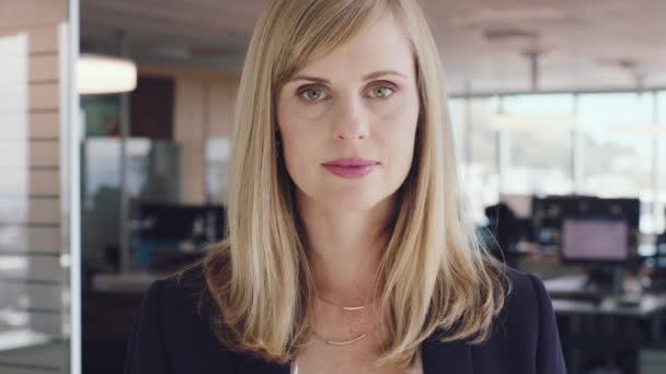 Жінка Серйозне Обличчя Портрет Бізнесу Маркетинговому Офісі Корпоративного Успіху Бачення — стокове відео