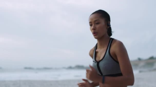 Black Woman Fast Beach Runner Focus Fitness Health Wellness Muscle — Stock Video