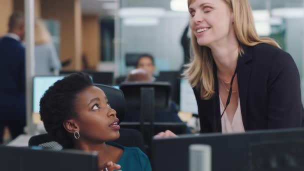 Деловые Женщины Менеджер Компьютерная Помощь Коворкинге Офис Обучение Фондовом Рынке — стоковое видео
