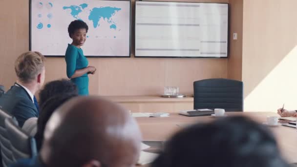 グローバルマーケットプレゼンテーション 黒人女性スピーカーが国際的な販売について話しています 営業分析戦略を持つ会計担当マネージャーとのビジネスミーティング ワークショップ 財務トーク — ストック動画