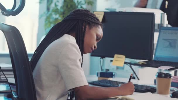 女商人和营销人员按照办公室时间表在笔记本上工作 黑人妇女 网络工作者和销售计划在纸上为计算机战略项目做公司研究 — 图库视频影像