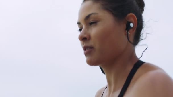 Wellness Musik Eller Kvinna Löpare Ansikte För Löpning Träning Konditionsträning — Stockvideo