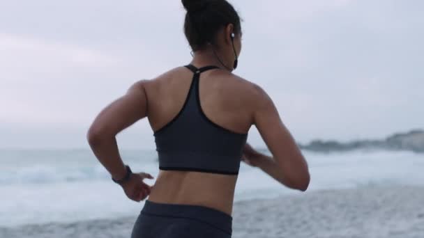 Бег Пляжу Женщина Наушники Бегуна Океана Делающего Упражнения Музыкой Вид — стоковое видео