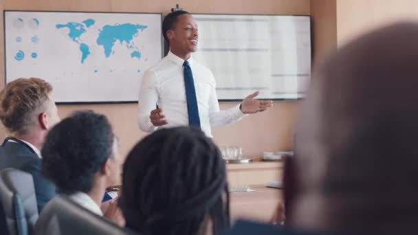 商务演讲 庆祝会 黑人演说家及听众的掌声接连不断 具有团队精神的办公室团队的Kpi目标 协作和营销成功 — 图库视频影像