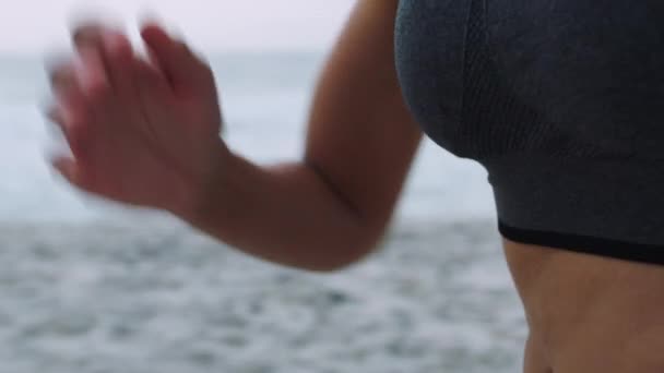 フィットネス 女性と運動 心臓や自然の中でトレーニングワークアウトのためにビーチで実行屋外 健康的な健康のために海沿岸で体に激しいマラソンを行うアクティブな女性ランナー — ストック動画