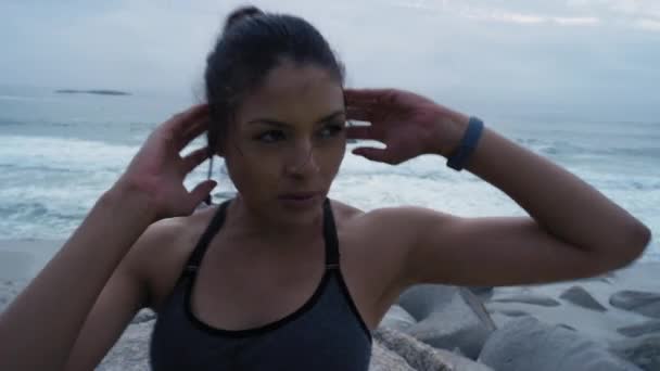 Fitness Spiaggia Donna Siedono Piedi Esercizio Fisico Nella Natura Con — Video Stock