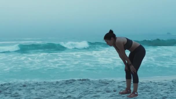 Unavený Běžec Žena Pláži Pro Trénink Vytrvalost Intenzivní Kardio Noci — Stock video